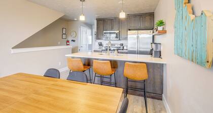 2 Mi to Payette Lake: Mtn-view Getaway w/ Balcony