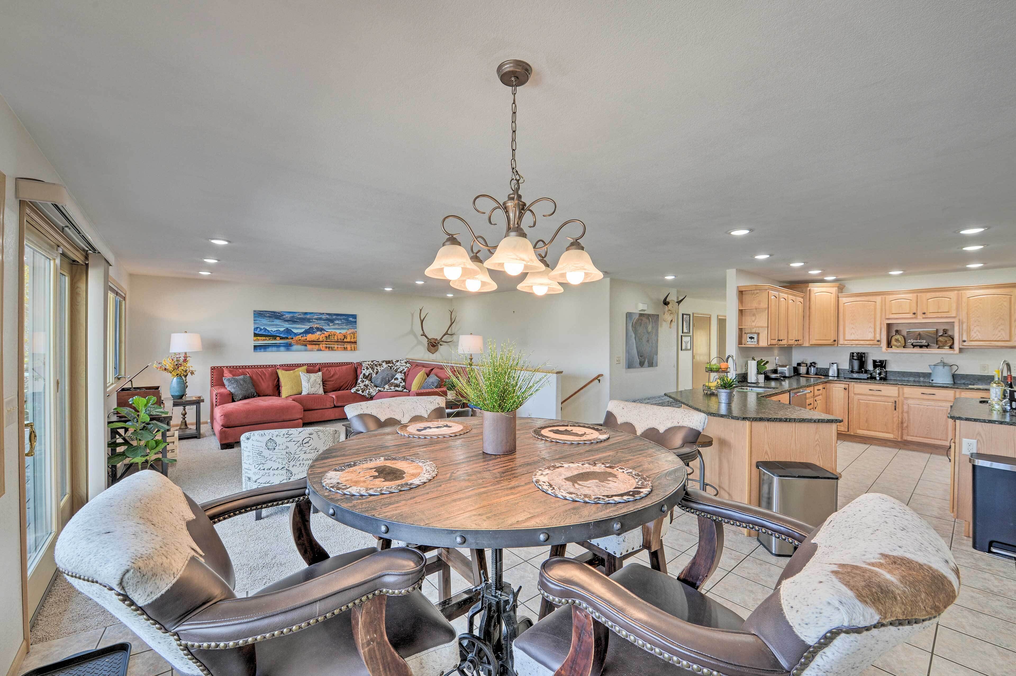 House (6 Bedrooms) | Interior