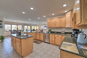 House (6 Bedrooms) | Interior