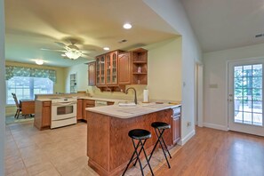 House (3 Bedrooms) | Interior