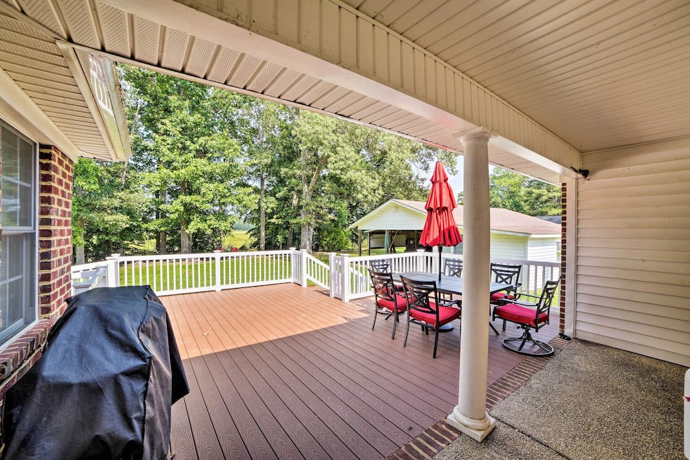 'juju's Place' Warsaw House w/ Deck & Tree Swings! - Walkerton, VA