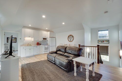 2 Mi to Town: Castle Rock Retreat w/ Fireplace!