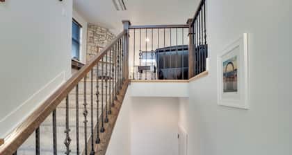 2 Mi to Town: Castle Rock Retreat w/ Fireplace!