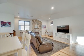 Interior - 2 Mi to Town: Castle Rock Retreat w/ Fireplace! (Castle Rock)