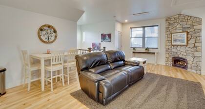 2 Mi to Town: Castle Rock Retreat w/ Fireplace!