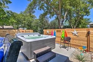Outdoor spa tub - Cozy Retreat w/ Hot Tub & Fire Pit: Close to Main! (Fredericksburg)