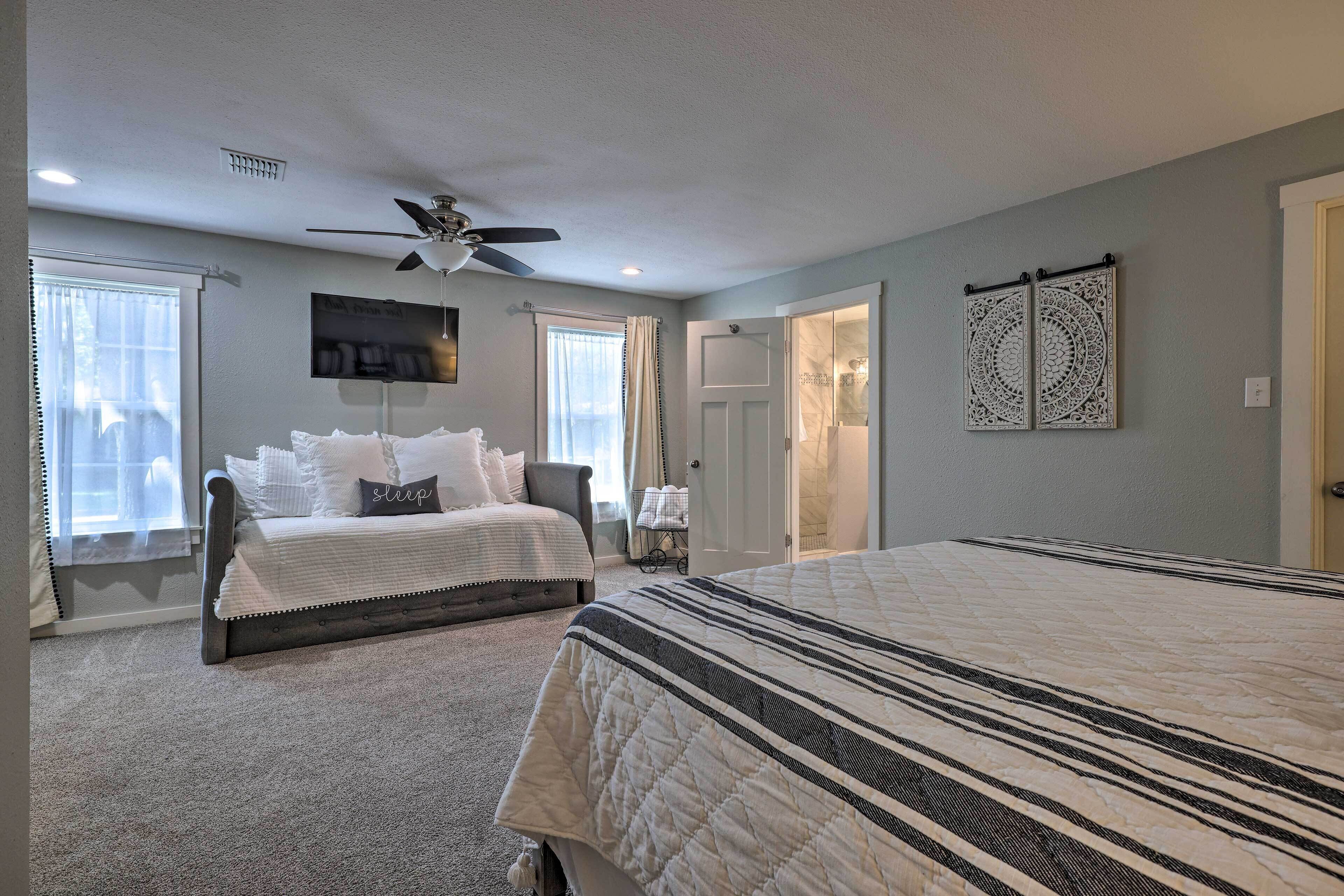 Cozy Retreat w/ Hot Tub & Fire Pit: Close to Main!