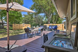 Outdoor dining - Cozy Retreat w/ Hot Tub & Fire Pit: Close to Main! (Fredericksburg)