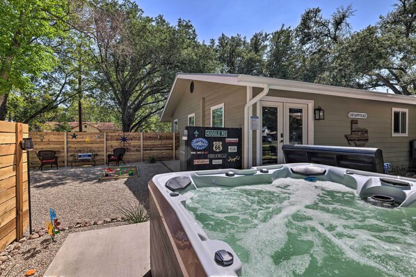 Outdoor spa tub - Cozy Retreat w/ Hot Tub & Fire Pit: Close to Main! (Fredericksburg)