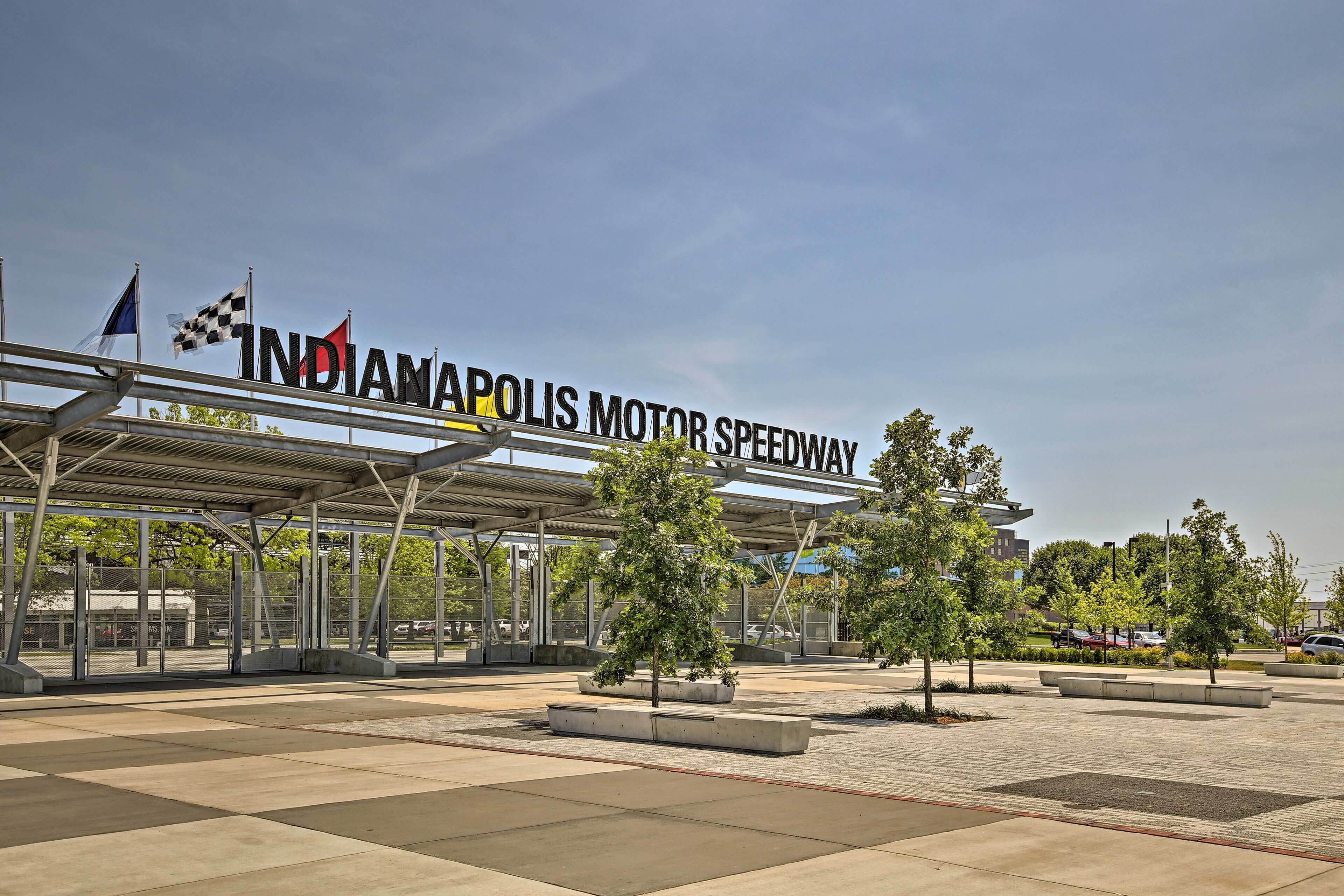 Der Eingang der Indianapolis Motor Speedway mit überdachter Markise, Kübelpflanzen und blauem Himmel.