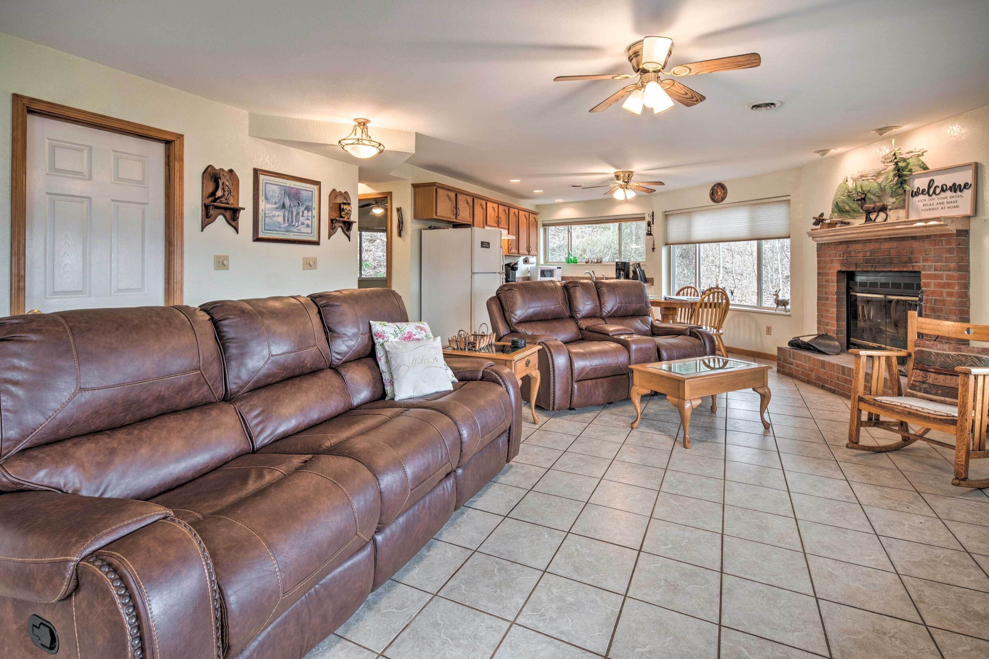 Pisgah National Forest Apartment w/ Deck & Views!