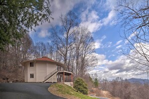 Interior - Burnsville Apt w/ Deck in Pisgah National Forest (Burnsville)