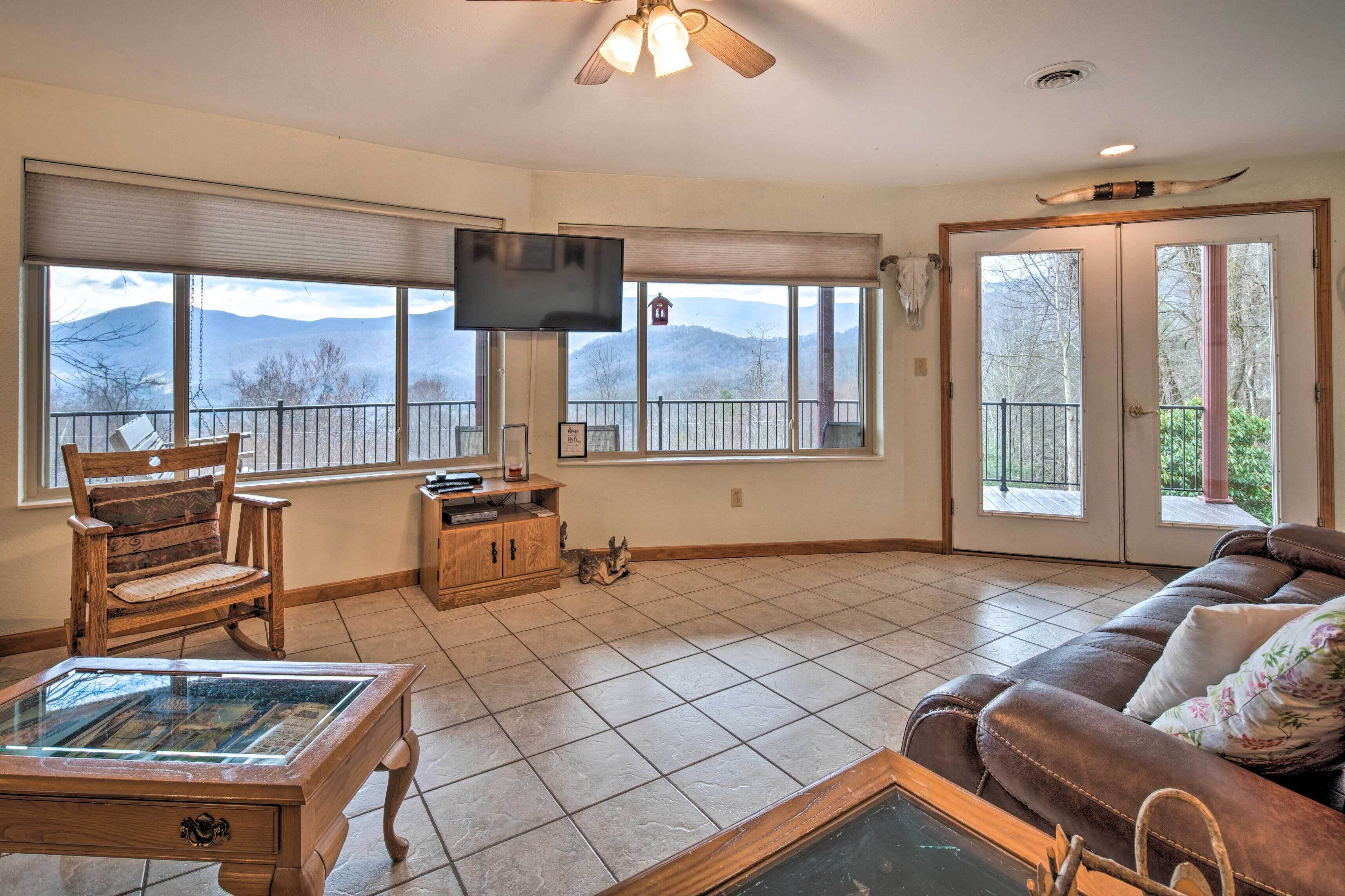 Pisgah National Forest Apartment w/ Deck & Views!