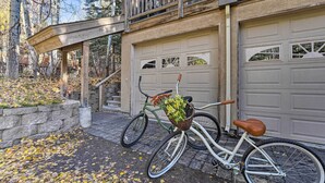 A bicycle with a basket of flowers parked in front of a garage door. - Ketchum Couple's Retreat: 1 Mi to Sun Valley! (Ketchum)