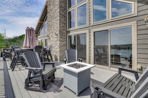 House (Multiple Bedrooms) | Interior - Lavish Retreat w/ Decks, Steps to Table Rock Lake! (Lampe)