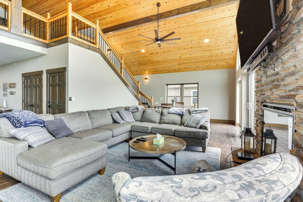 House (Multiple Bedrooms) | Interior - Lavish Retreat w/ Decks, Steps to Table Rock Lake! (Lampe)
