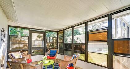 7 Mi to Beaches: Pet-friendly Cape Coral Home