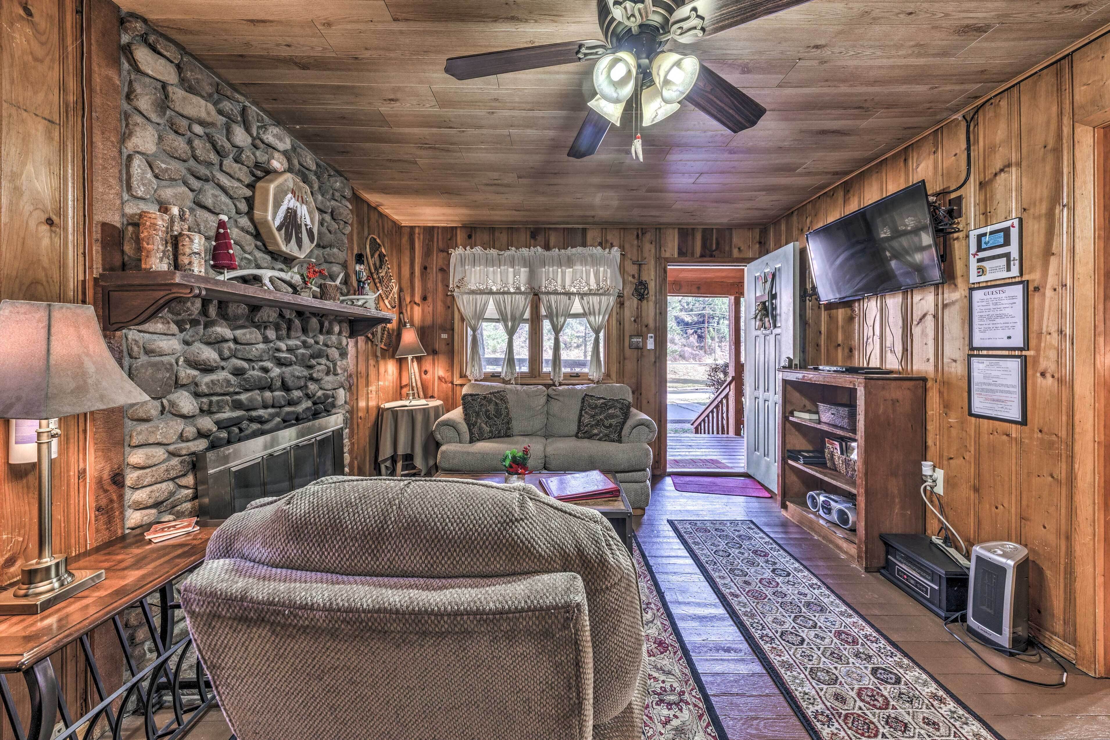 Rustic Riverfront Cabin ~5 Miles to Ruidoso Downs!