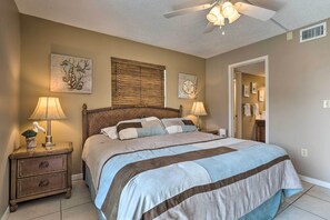 Apartment (3 Bedrooms) | 3 bedrooms, iron/ironing board, bed sheets - Beachfront Condo With Balconies & Pool Access! (Gulf Shores)
