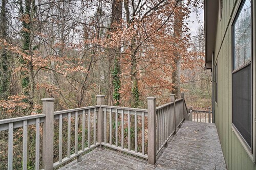 Inviting Apartment w/ Deck in Smoky Mountains