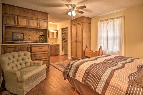 Inviting Apartment w/ Deck in Smoky Mountains