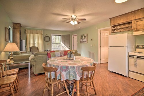 Inviting Apartment w/ Deck in Smoky Mountains