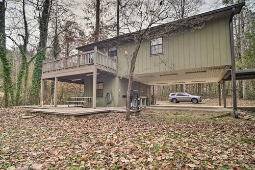 Inviting Apartment w/ Deck in Smoky Mountains