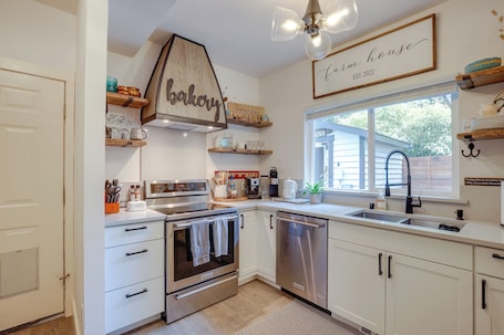 House (3 Bedrooms) | Interior