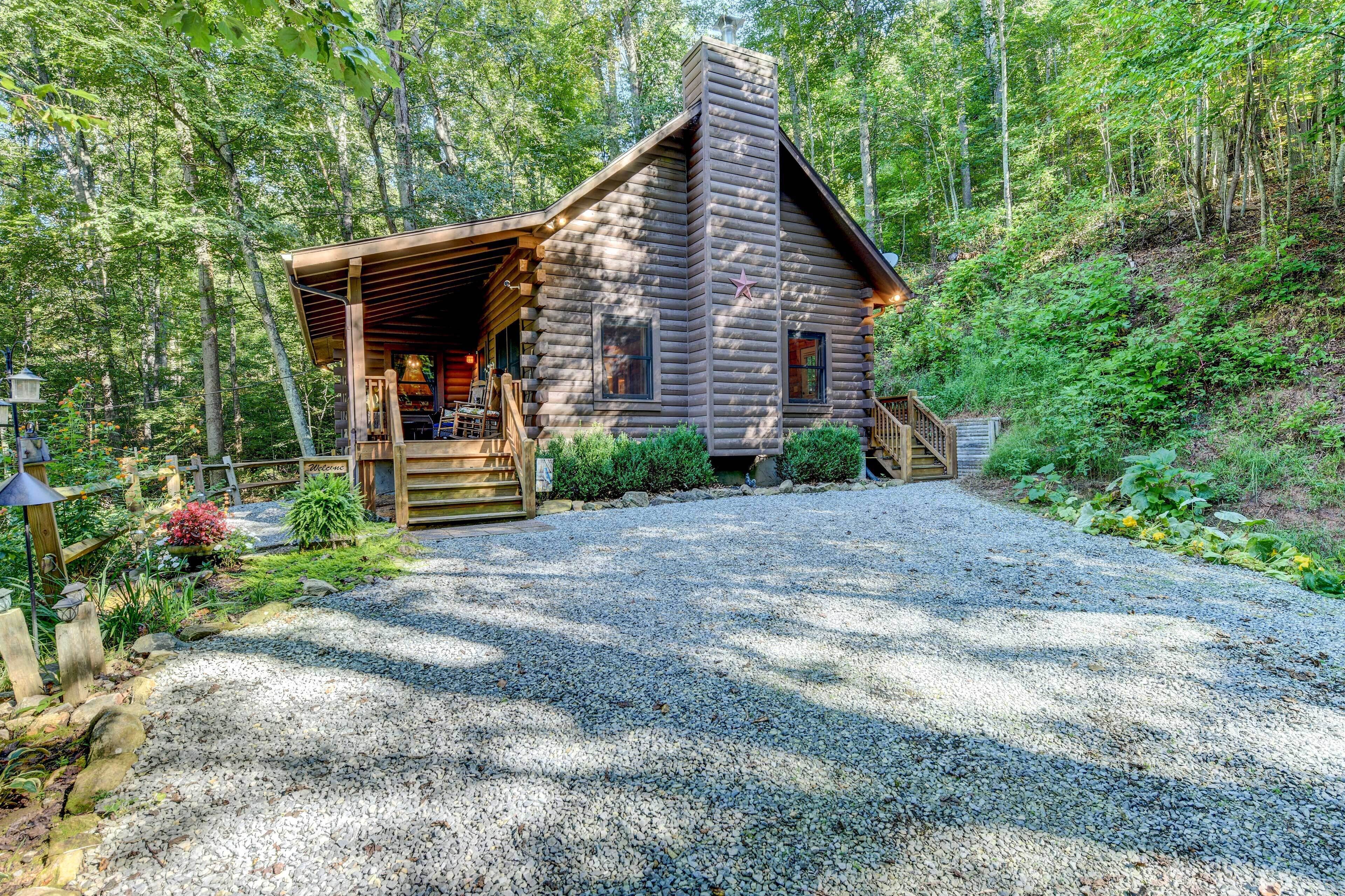 Waynesville Cabin w/ Covered Deck & Fire Pit!