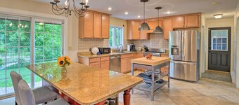 Lakefront Homer Abode w/ Patio & Backyard!