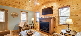 Cozy Waverly Cabin w/ Fireplace & Deck!
