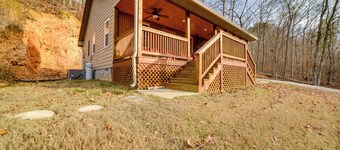 Cozy Waverly Cabin w/ Fireplace & Deck!