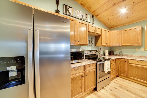 Cozy Waverly Cabin W/ Fireplace & Deck! - Kentucky Lake