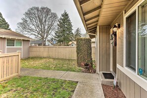 Property grounds - Modern Tacoma Apartment 7 Mi to Dtwn! (Tacoma)