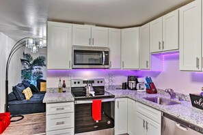 Departamento (2 Bedrooms) | Cocina privada | Microondas, horno, parrilla de estufa y lavavajillas 