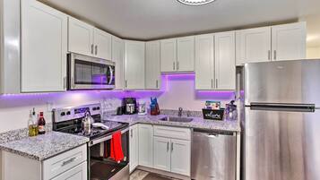 Apartment (2 Bedrooms) | Private kitchen | Microwave, oven, stovetop, dishwasher