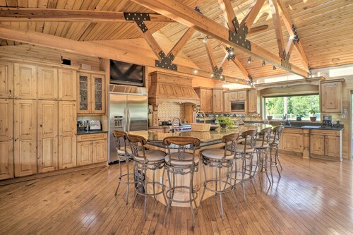 Stunning Montana Retreat: Hot Tub, On-site Hiking!