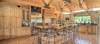 Stunning Montana Retreat: Hot Tub, On-site Hiking!