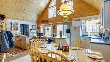 House (3 Bedrooms) | Private kitchen | Microwave, oven, stovetop, cookware/dishes/utensils