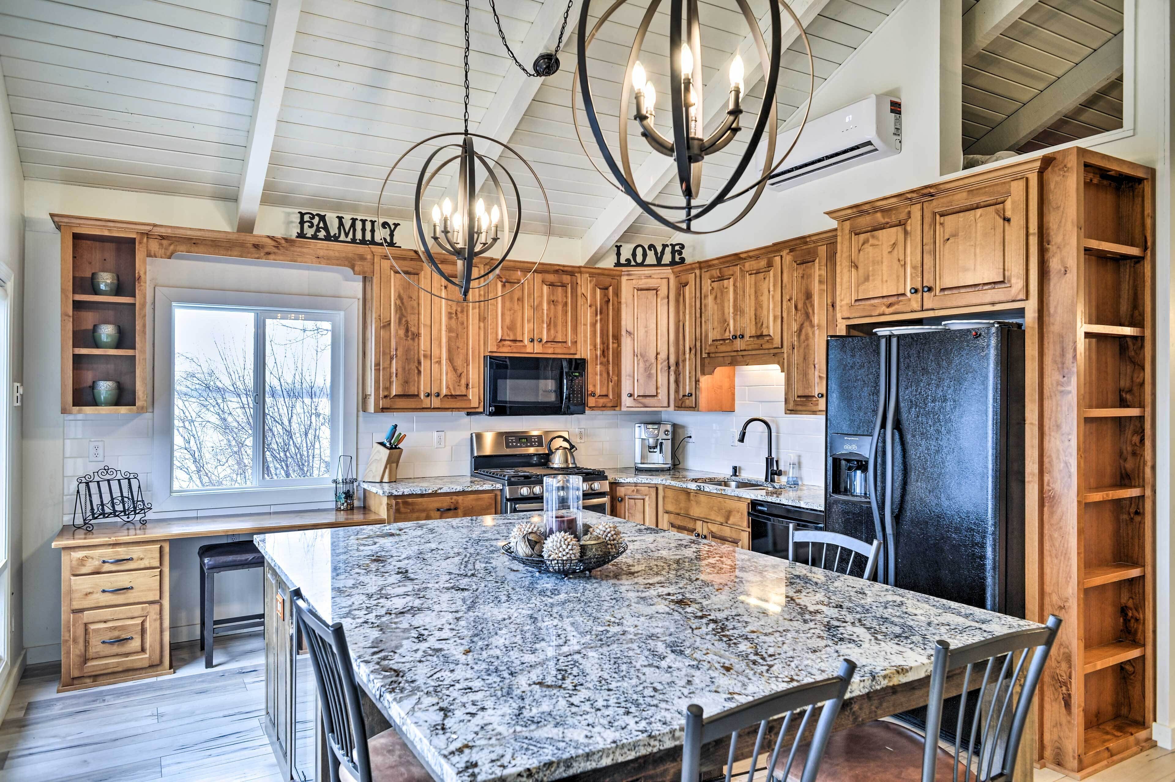 'No Ka Oi' Lakefront Cottage w/ Hot Tub & EZ Dock!