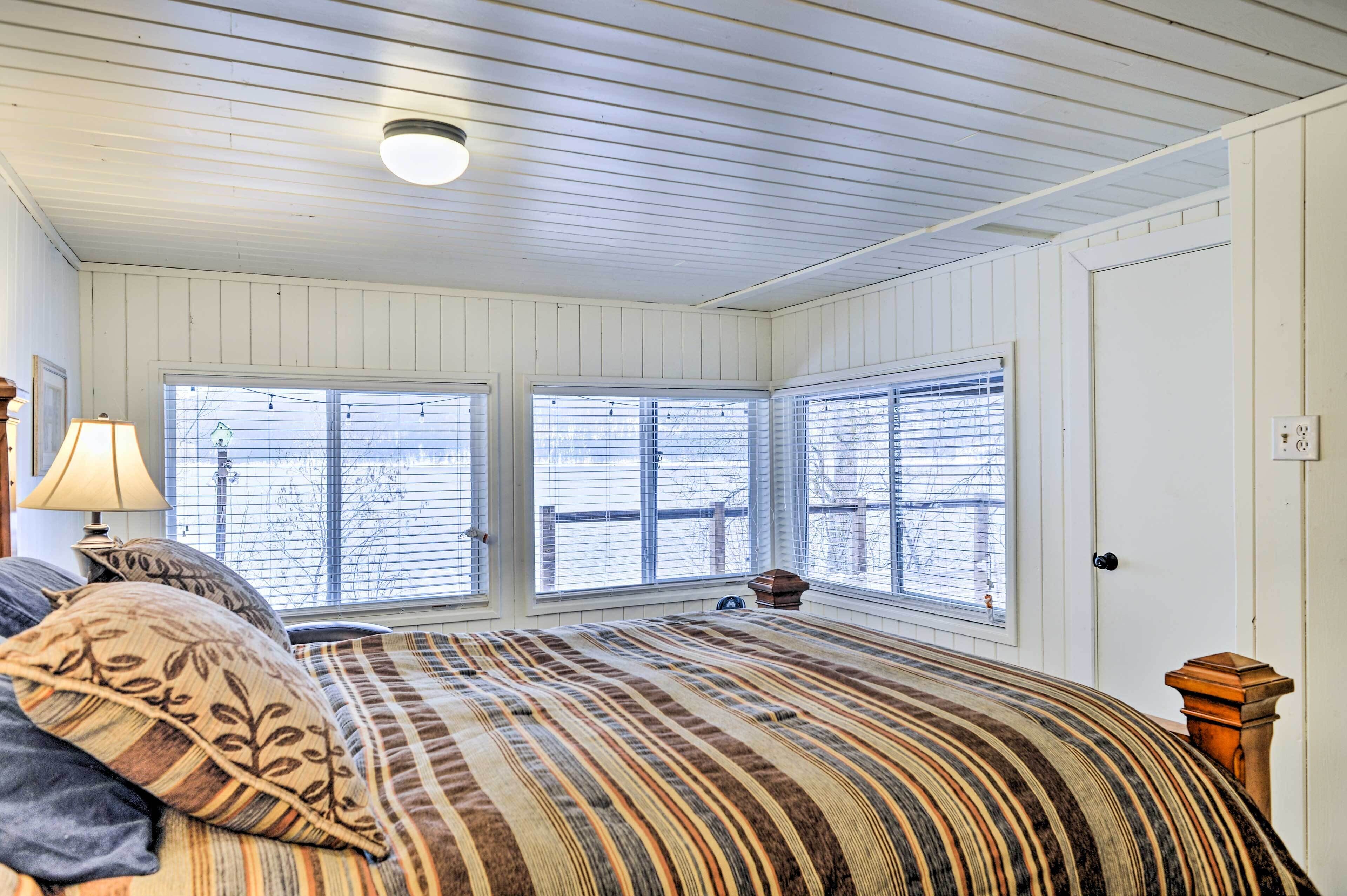 'No Ka Oi' Lakefront Cottage w/ Hot Tub & EZ Dock!