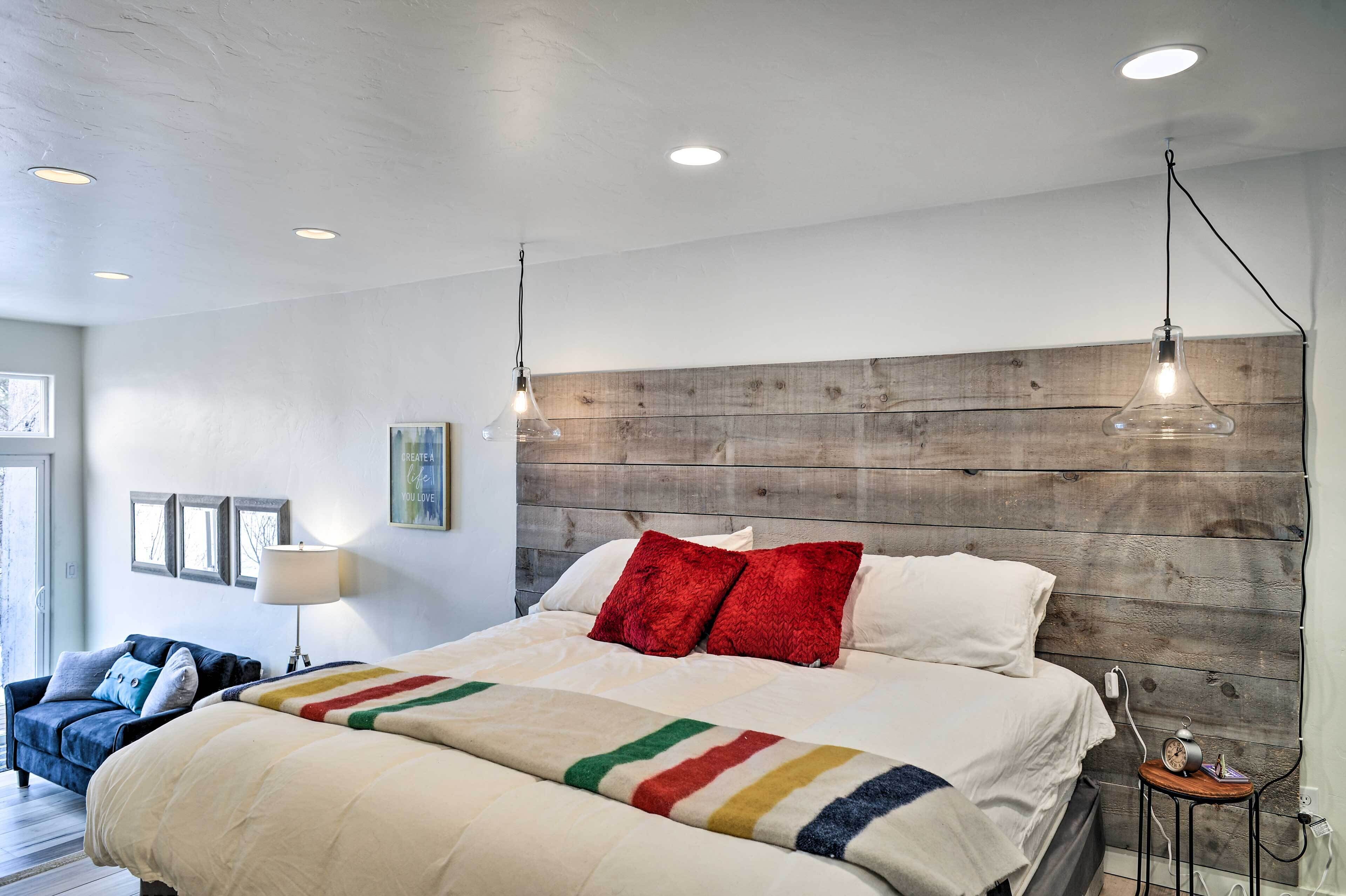 'No Ka Oi' Lakefront Cottage w/ Hot Tub & EZ Dock!