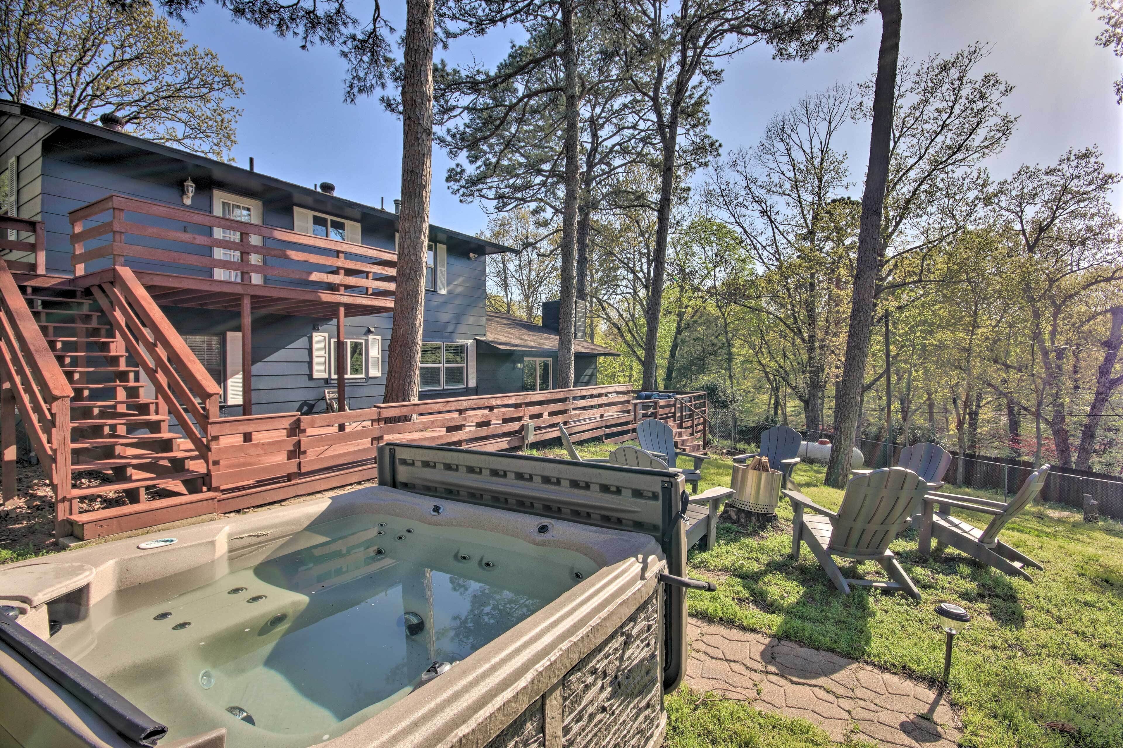 Beaver Lake Home ~ 8 Mi to Downtown Rogers!