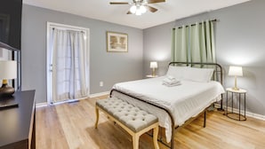 Interior - Beaver Lake Home ~ 8 Mi to Downtown Rogers! (Rogers)
