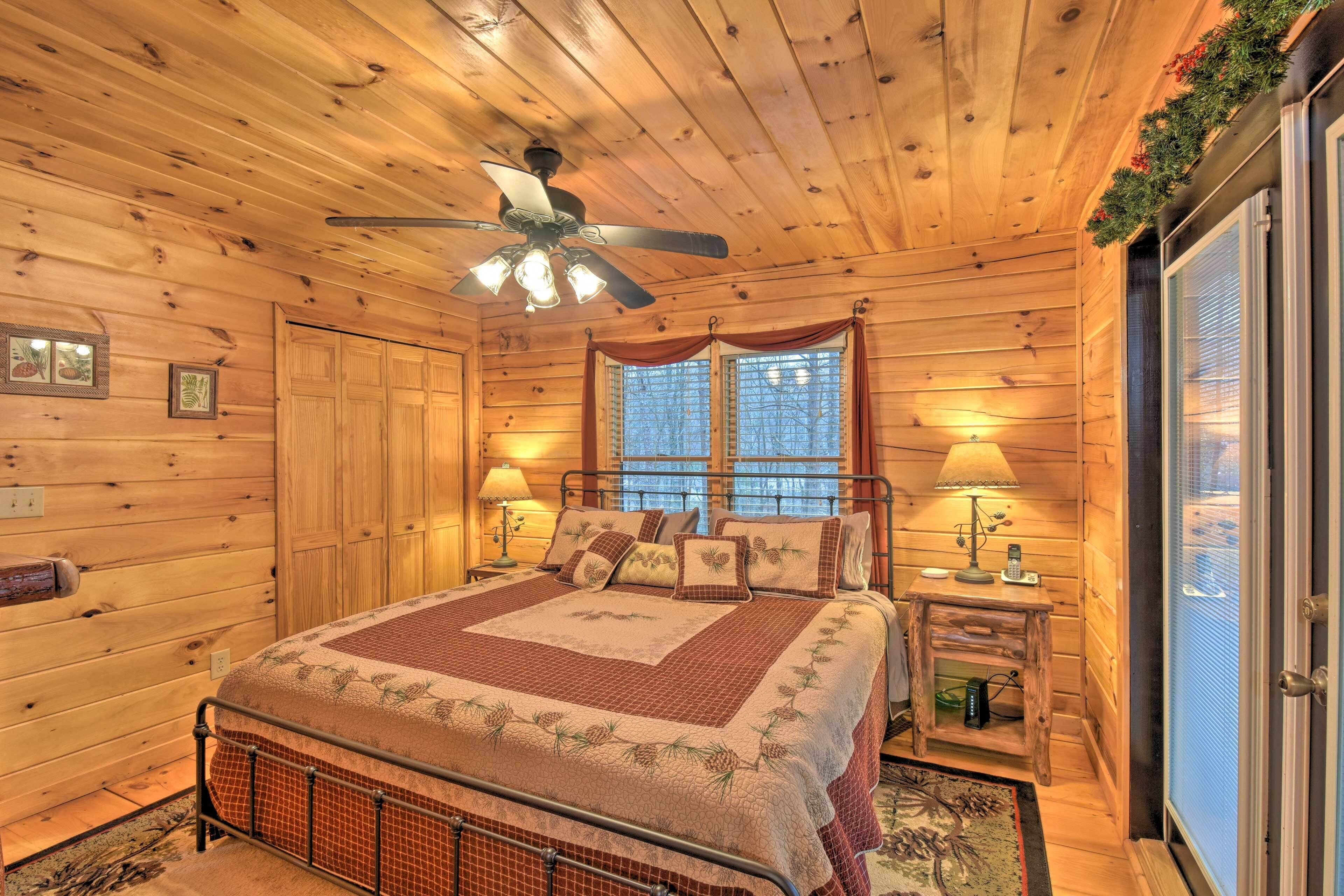 Rural Murphy Cabin - Yard, Hot Tub & Fire Pit