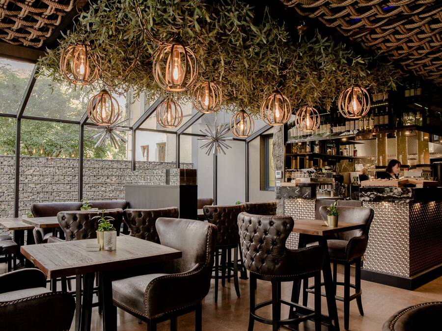 Se sirven desayunos, almuerzos y cenas; cocina italiana