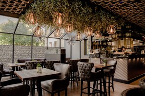 Sarapan, makan tengah hari, makan malam dihidangkan; masakan Itali