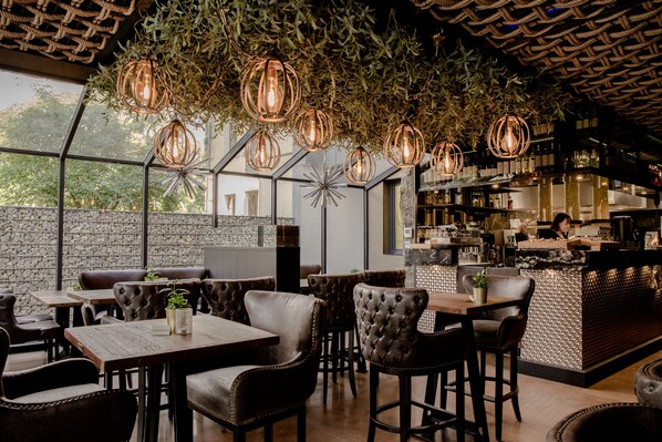 Melayani sarapan, makan siang, makan malam; sajian masakan Italia 