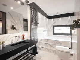 Penthouse Art Suite | Kamar mandi | Perlengkapan mandi desainer, pengering rambut, sandal, dan handuk