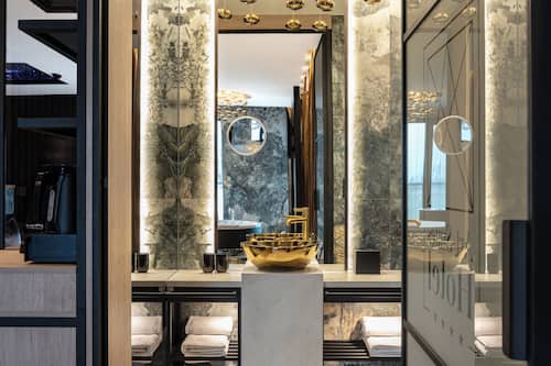 Royal Art Suite | Bagno | Set di cortesia firmato, asciugacapelli, pantofole, asciugamani